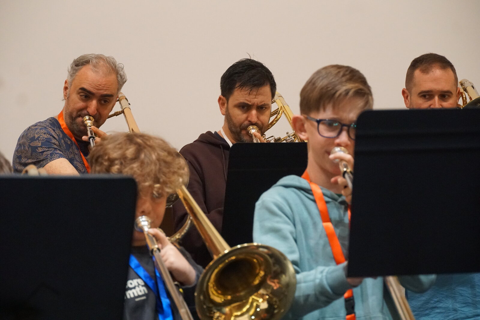Adultos e cativos tocando xuntos detrás do mesmo atril