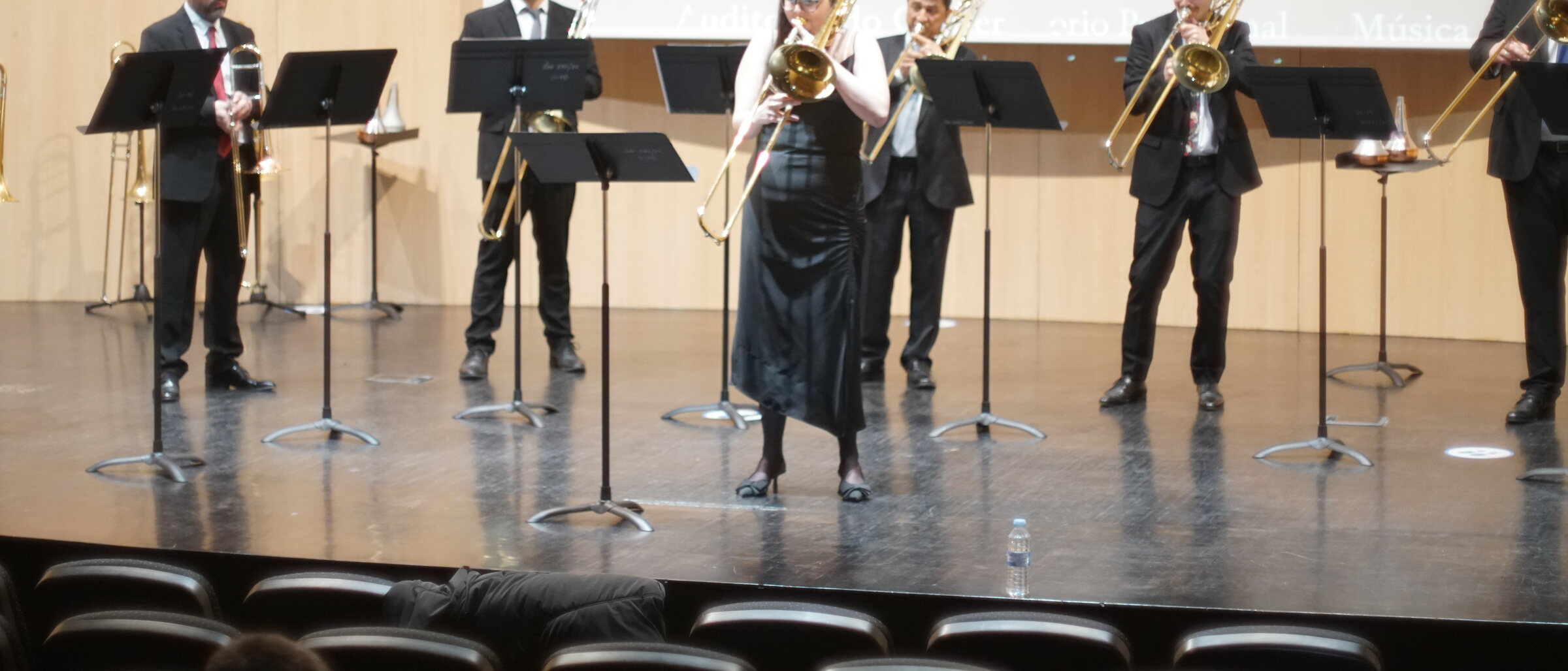 Concerto de clausura, cunha trombonista solista diante do grupo