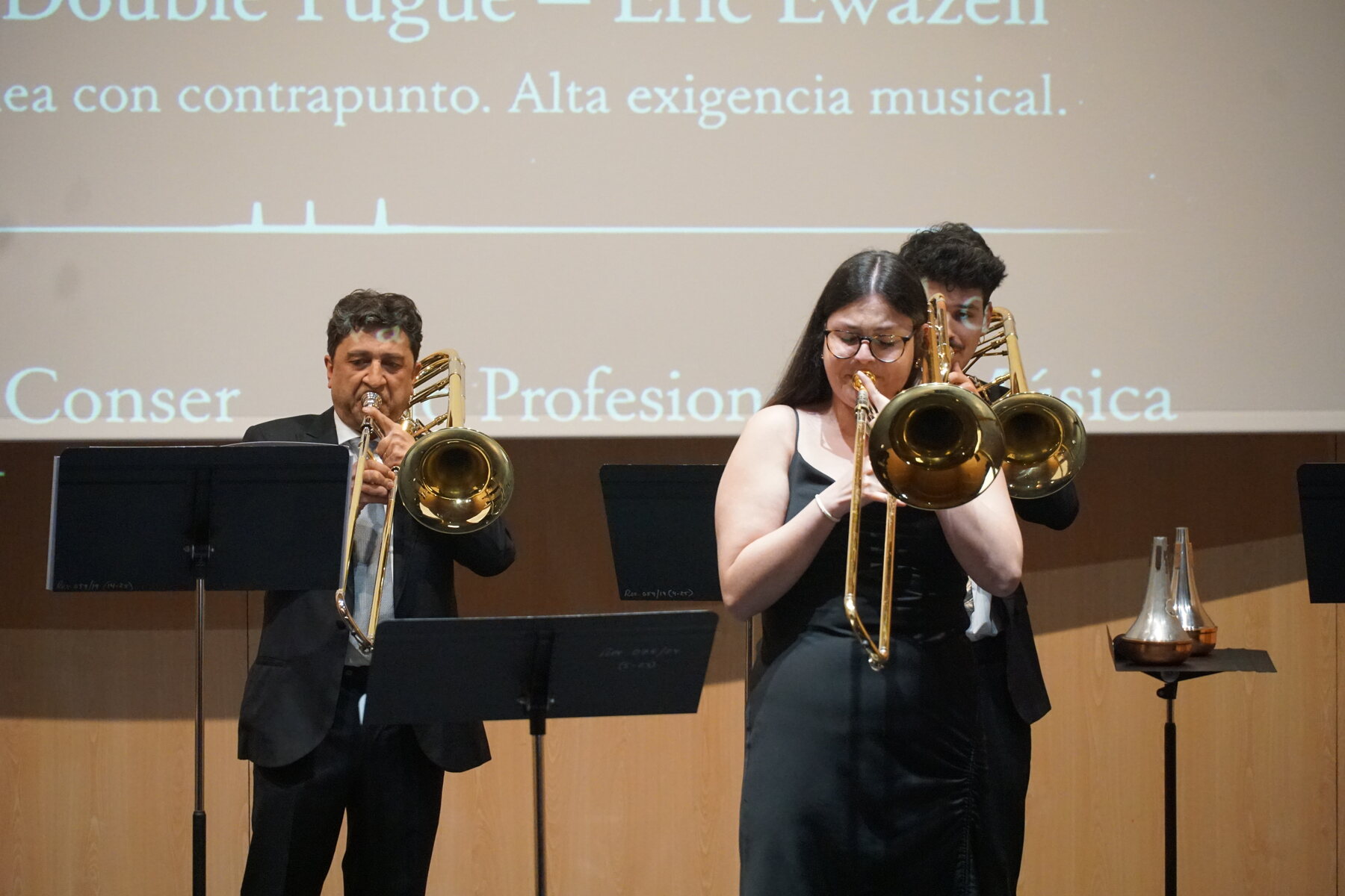 Tres trombonistas tocando no concerto de clausura