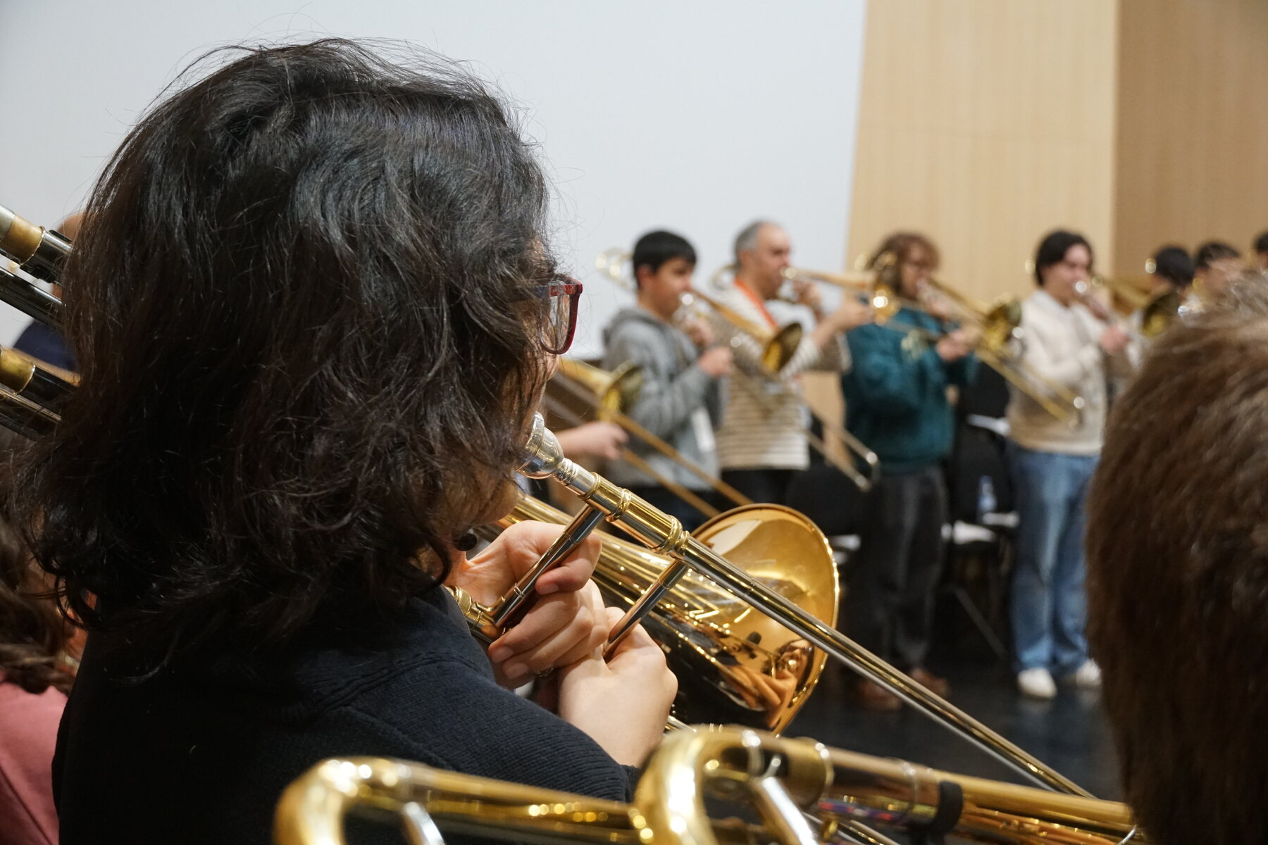 Detalle dun ensaio, cos instrumentos en primeiro plano