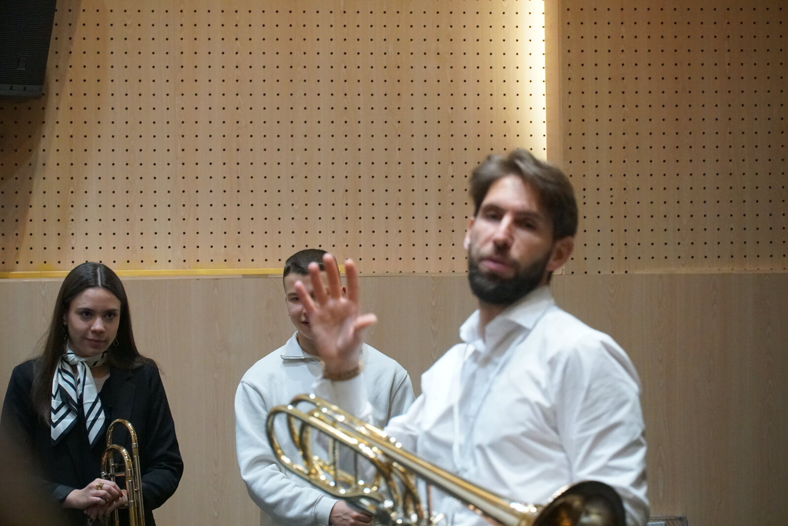 Un profesor explicando cun xesto durante a masterclass