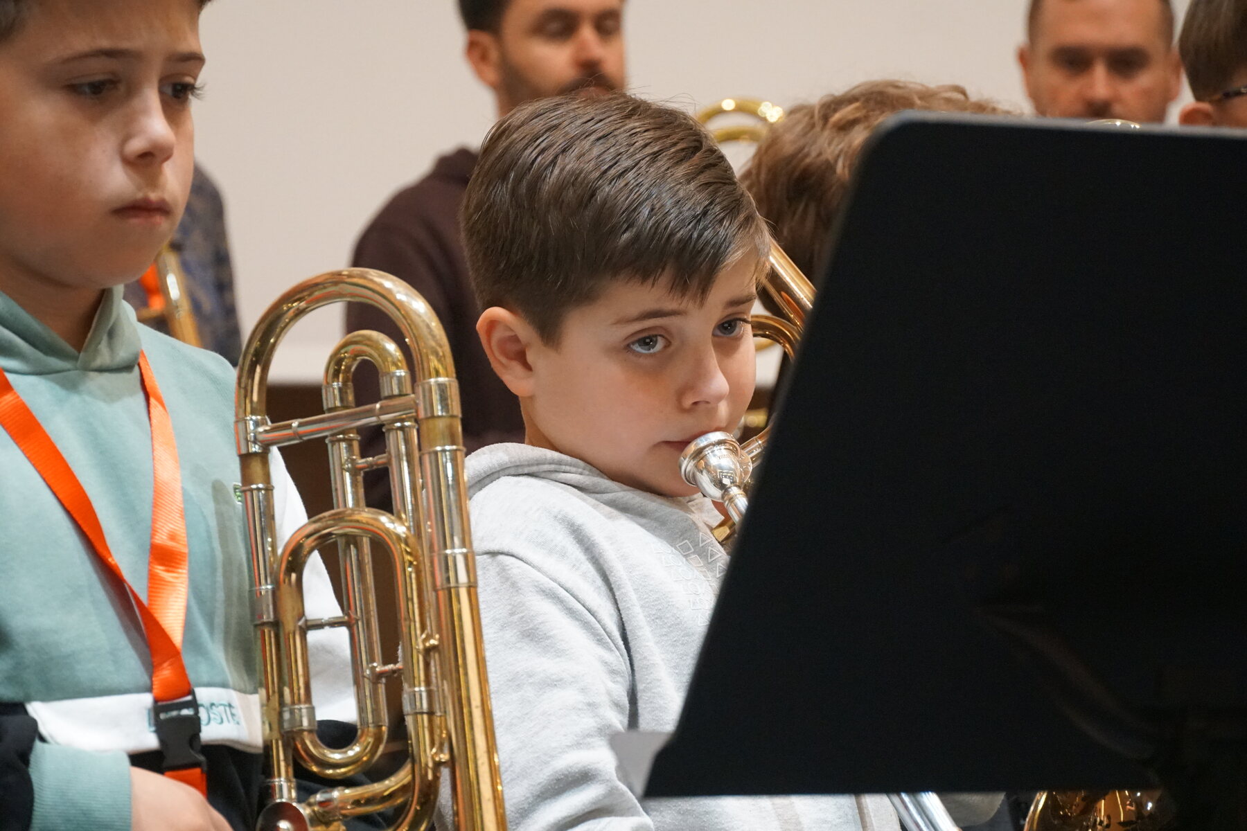 Dous rapaces cos seus instrumentos detrás do atril