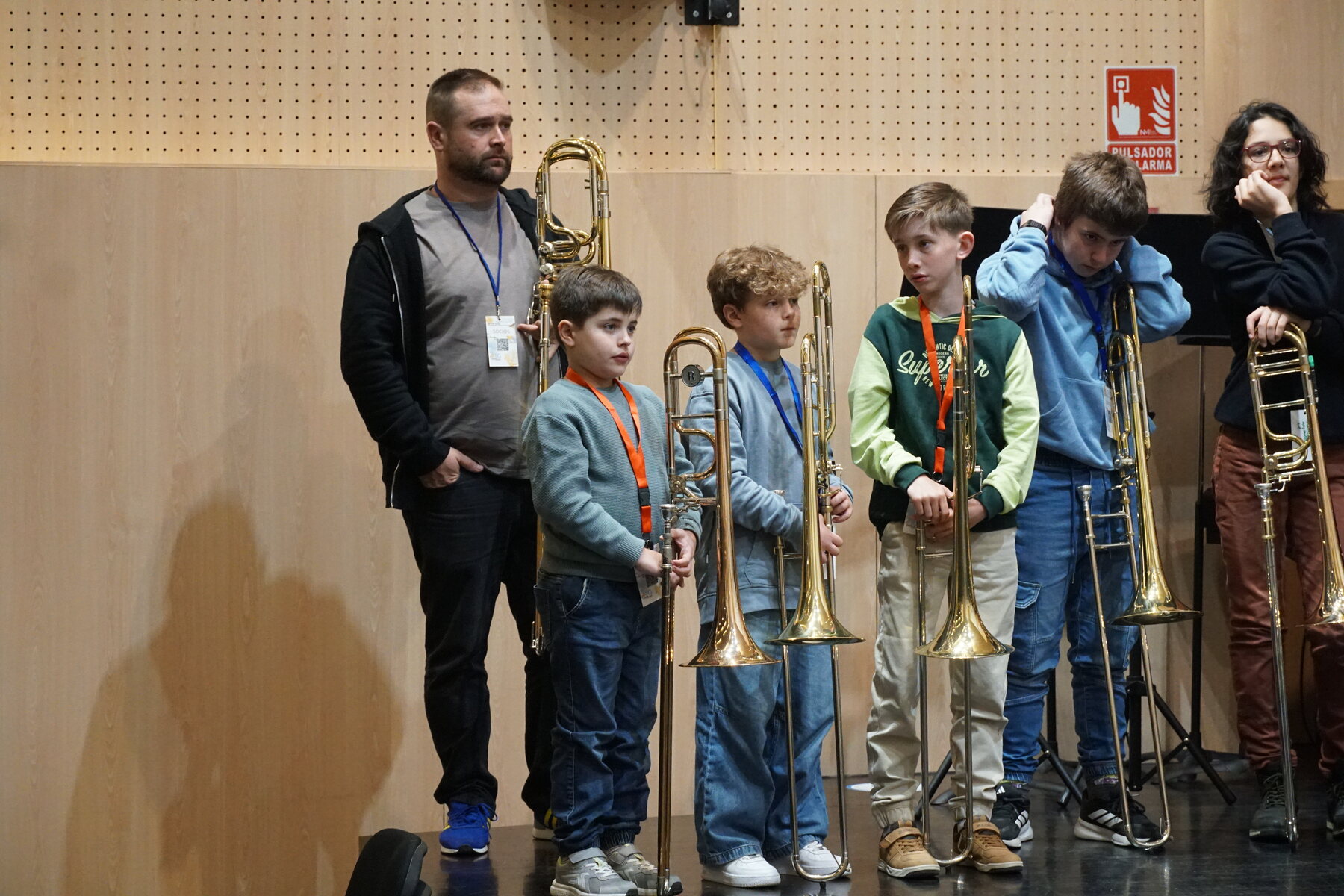Cativos cos seus trombóns antes de tocar
